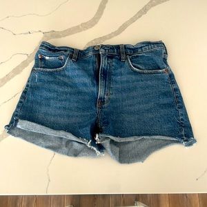 Abercrombie & Fitch 4” Mom Short High Rise